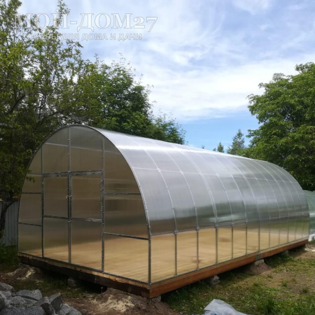 Теплица Фермерская 4,2х8 метров с поликарбонатом | Мой-Дом27 | Каркас изготовлен из оцинкованной замкнутой трубы 30*20 мм.<br>
 <b>Ширина - 4,2 метра</b>.&nbsp;Высота - 2,75&nbsp;метра. Длина - 8 метров<br>
 Выдерживаемая снеговая нагрузка - 150 кг/м2. Выдерживаемая ветровая нагрузка - до 27 м/с.<br>
 <b>Расстояние между дугами 0,65 метра. Толщина металла дуги 1,2 мм. С каждого торца по две двери и форточки в дверях</b><br>
 <b>
Стрингеров (горизонтальных соединений дуг)&nbsp;– 9 шт.&nbsp;</b>